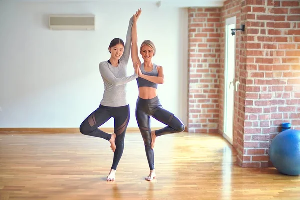 Jóvenes Hermosas Deportistas Practicando Yoga Gimnasio —  Fotos de Stock