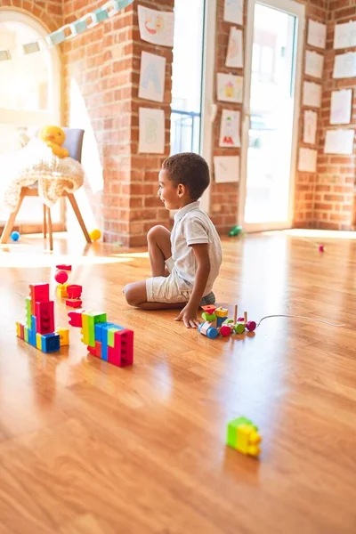 Schöne Afrikanisch Amerikanische Kleinkind Spielt Mit Holzklötzen Eisenbahn Spielzeug Viele — Stockfoto