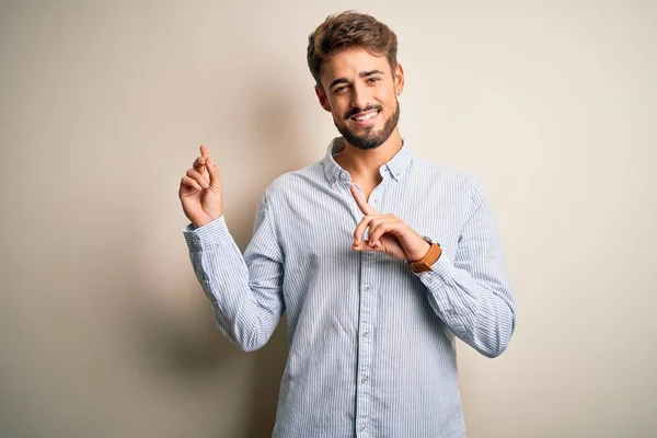 Homem Bonito Jovem Com Barba Vestindo Camisa Listrada Sobre Fundo — Fotografia de Stock