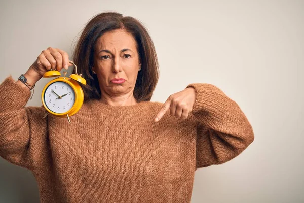 Middle Age Brunette Woman Holding Clasic Alarm Clock Isolated Background — Stok fotoğraf