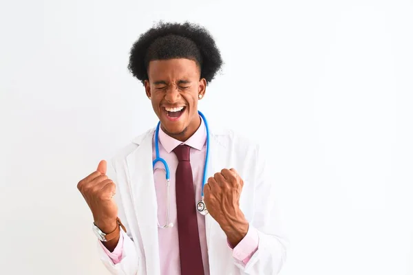 Joven Afroamericano Médico Hombre Usando Estetoscopio Sobre Fondo Blanco Aislado — Foto de Stock