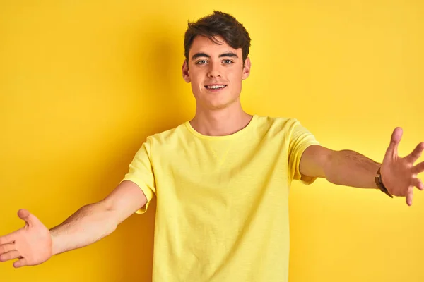 Remaja Laki Laki Mengenakan Shirt Kuning Atas Latar Belakang Yang — Stok Foto