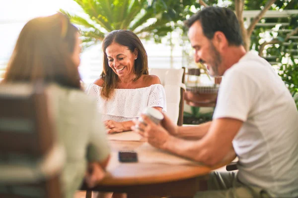 Belle Famille Assise Sur Terrasse Buvant Une Tasse Café Parlant — Photo