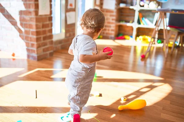 Schattige Blonde Peuter Spelen Rond Veel Speelgoed Kleuterschool — Stockfoto