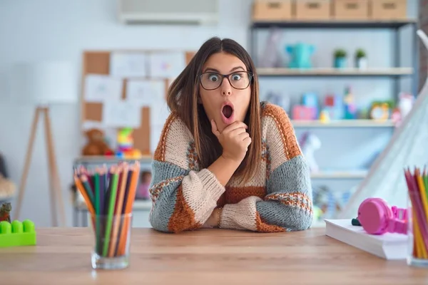 Young Beautiful Teacher Woman Wearing Sweater Glasses Sitting Desk Kindergarten — Stock Photo, Image