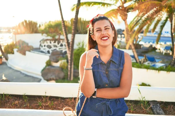 Junge Schöne Frau Lächelnd Glücklich Fuß Auf Den Straßen Der — Stockfoto