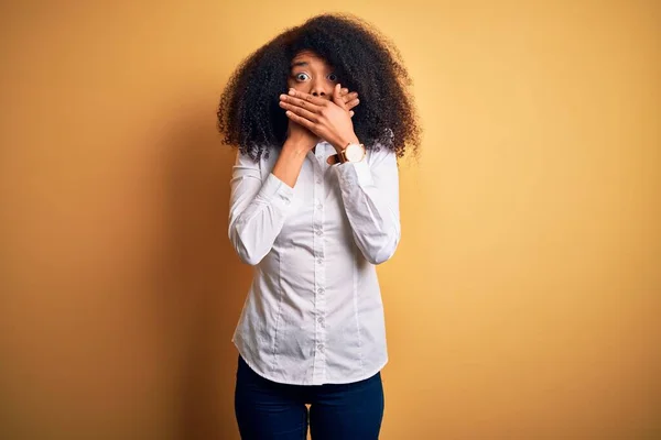 Ung Vacker Afrikansk Amerikansk Elegant Kvinna Med Afro Hår Står — Stockfoto