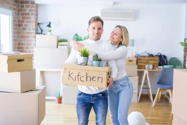 Jonge Mooie Paar Met Hond Bewegende Kartonnen Dozen Bij New — Stockfoto