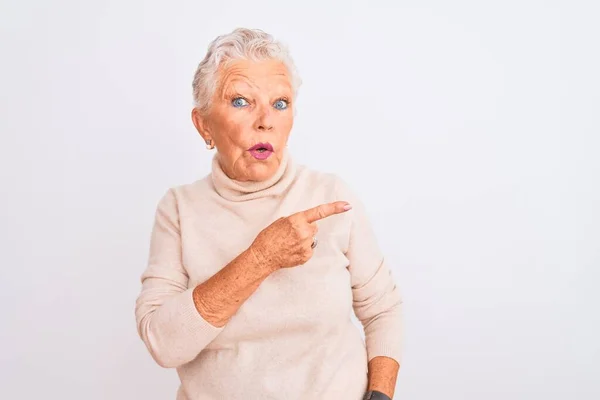 Ältere Grauhaarige Frau Rollkragenpullover Vor Isoliertem Weißem Hintergrund Überrascht Mit — Stockfoto