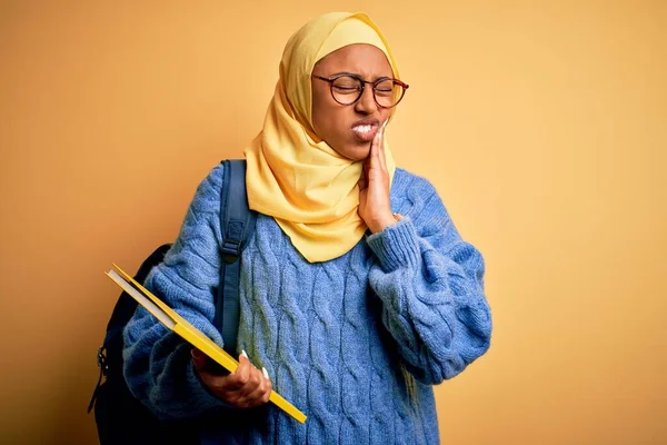 Giovane Studentessa Afroamericana Che Indossa Hijab Musulmano Zaino Tenendo Libro — Foto Stock