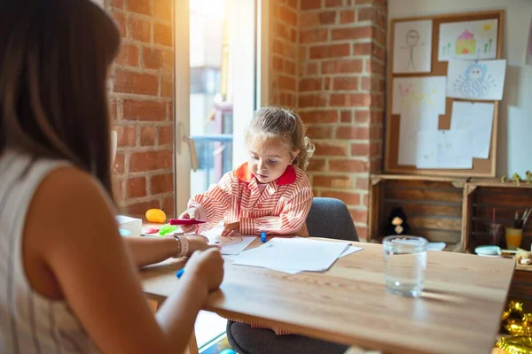 Schöne Lehrerin Und Blonde Studentin Kleinkind Mädchen Trägt Schuluniform Zeichnung — Stockfoto