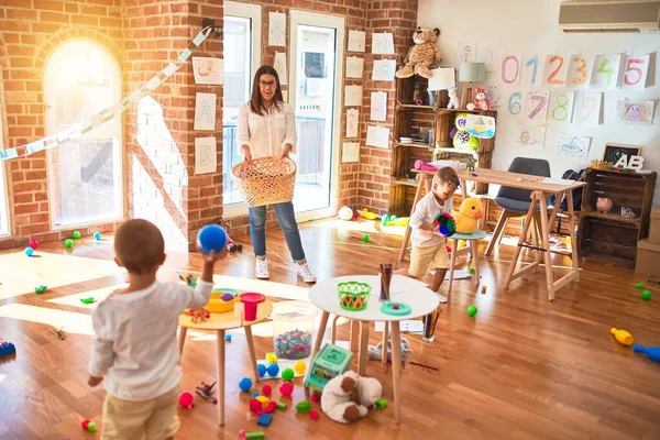 Schöne Lehrerin Und Kleinkinder Spielen Basketball Mit Bällen Und Weidenkorb — Stockfoto