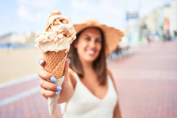 Mulher Bonita Nova Comendo Cone Sorvete Praia Dia Ensolarado Verão — Fotografia de Stock