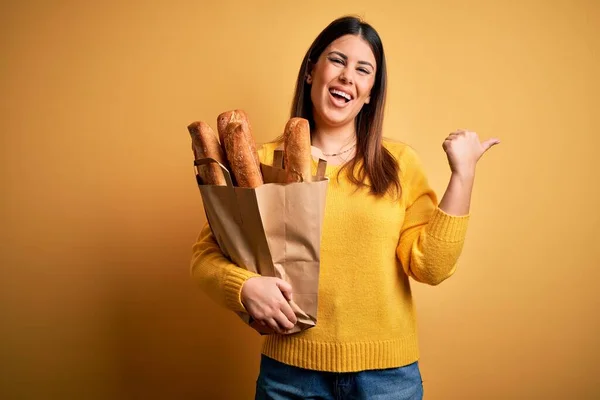 Jonge Mooie Vrouw Met Een Zak Vers Gezond Brood Gele — Stockfoto