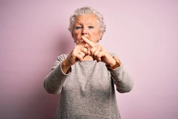 Seniorin Schöne Frau Trägt Lässiges Shirt Steht Über Isoliertem Rosa — Stockfoto