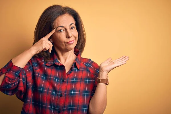 Medioevo Bella Donna Indossa Camicia Casual Piedi Sopra Isolato Sfondo — Foto Stock