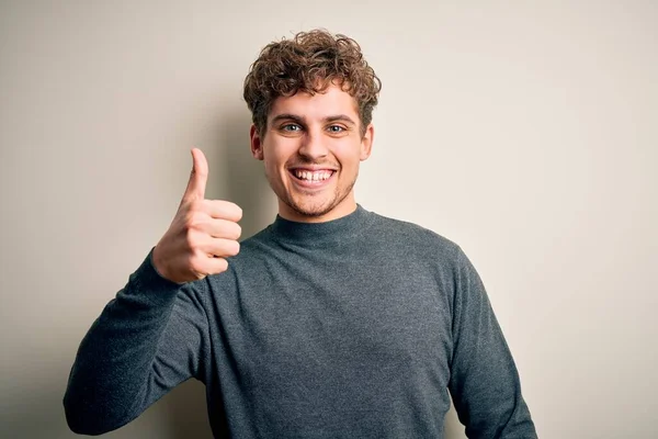 Jovem Loiro Bonito Homem Com Cabelo Encaracolado Vestindo Camisola Casual — Fotografia de Stock