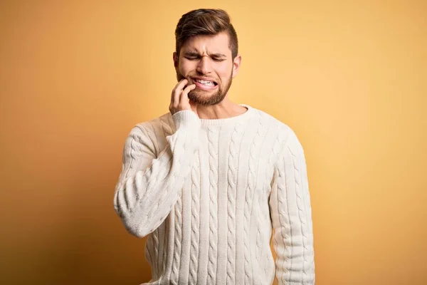 Joven Hombre Rubio Con Barba Ojos Azules Usando Suéter Blanco — Foto de Stock