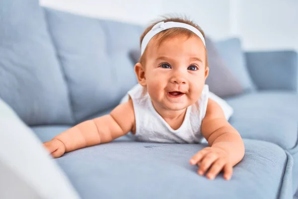 Entzückendes Baby Das Hause Glücklich Lächelnd Auf Dem Sofa Liegt — Stockfoto