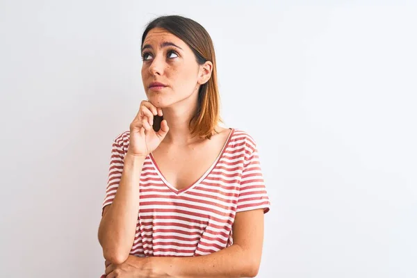 Schöne Rothaarige Frau Die Lässig Gestreiftes Rotes Shirt Über Isoliertem — Stockfoto