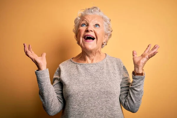 Senior Hermosa Mujer Con Camiseta Casual Pie Sobre Fondo Amarillo — Foto de Stock