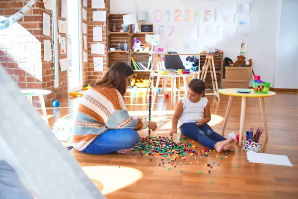 Schöne Lehrerin Und Kleinkind Spielen Kindergarten Mit Bauklötzen — Stockfoto