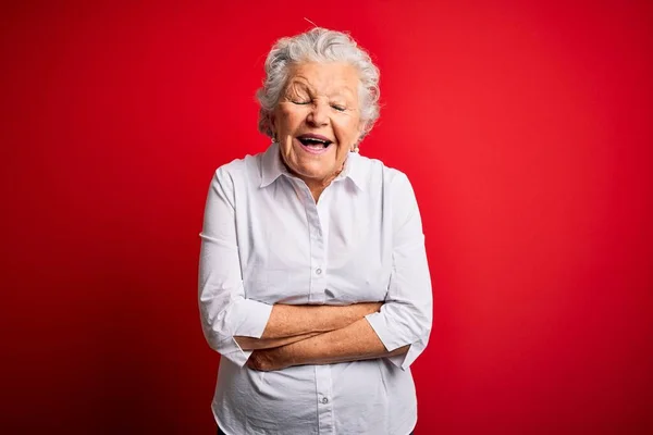 Senior Hermosa Mujer Con Camisa Elegante Pie Sobre Fondo Rojo — Foto de Stock