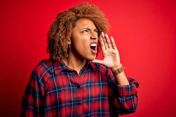 Mladá Krásná Afroamerická Afro Žena Kudrnatými Vlasy Neformální Košili Křičící — Stock fotografie