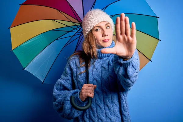 Jonge Mooie Blonde Vrouw Houden Kleurrijke Paraplu Geïsoleerde Blauwe Achtergrond — Stockfoto