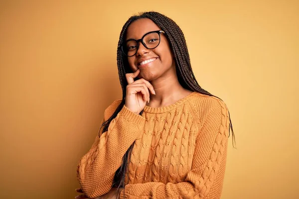 Młoda Afrykańska Mądra Kobieta Okularach Luźnym Swetrze Żółtym Tle Uśmiechem — Zdjęcie stockowe