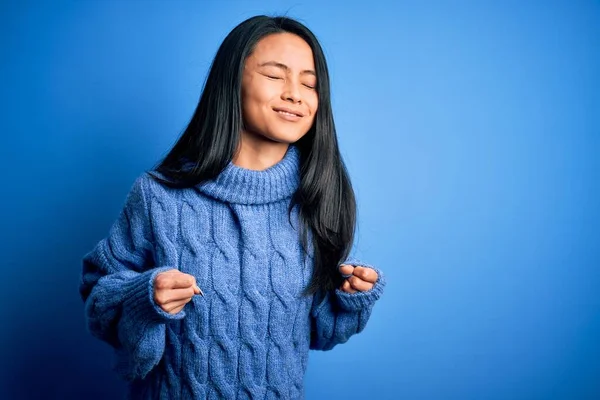 Jonge Mooie Chinese Vrouw Dragen Casual Trui Geïsoleerde Blauwe Achtergrond — Stockfoto