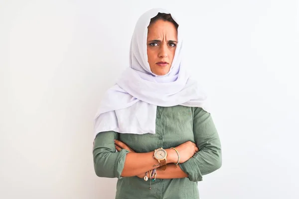 孤立した背景に伝統的なイスラム教徒のヒジャーブを身に着けている若い美しいアラブの女性は懐疑的で緊張し 交差した腕で顔に不承認の表現 負の人 — ストック写真