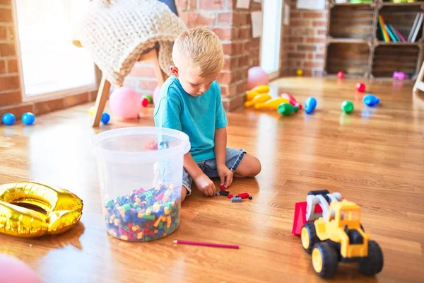 幼稚園でおもちゃのブロックで遊んでいる若い白人の子供 未就学児幸せなです遊び場ビルA塔 — ストック写真