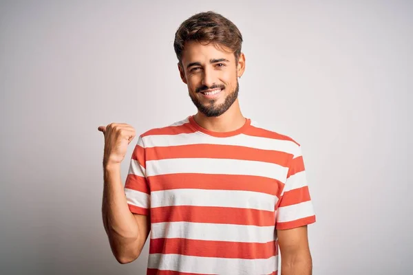 Jonge Knappe Man Met Baard Gestreept Shirt Witte Achtergrond Glimlachend — Stockfoto