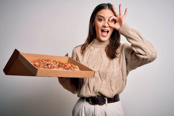 Young Beautiful Brunette Woman Holding Box Italian Pizza White Background — Stock Photo, Image