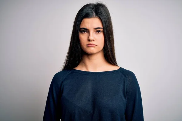 Junge Schöne Brünette Frau Lässigem Pullover Der Über Weißem Hintergrund — Stockfoto