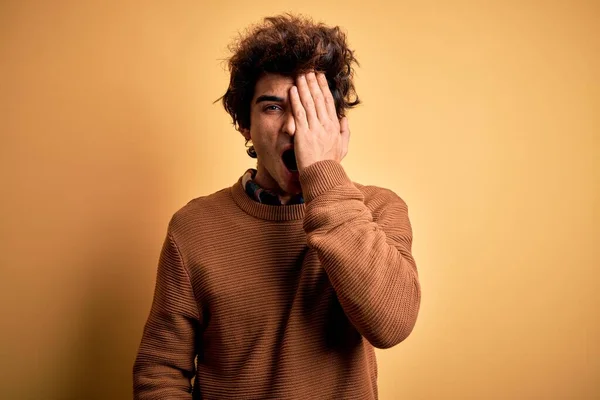 Joven Hombre Guapo Con Camisa Casual Suéter Sobre Fondo Amarillo —  Fotos de Stock