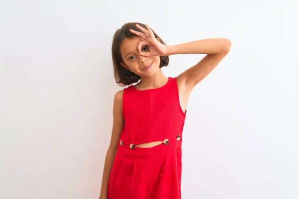 年轻美丽的小女孩穿着红色休闲装 站在孤独的白色背景上 做着手势 脸上挂着微笑 用手指看着幸福的脸 — 图库照片