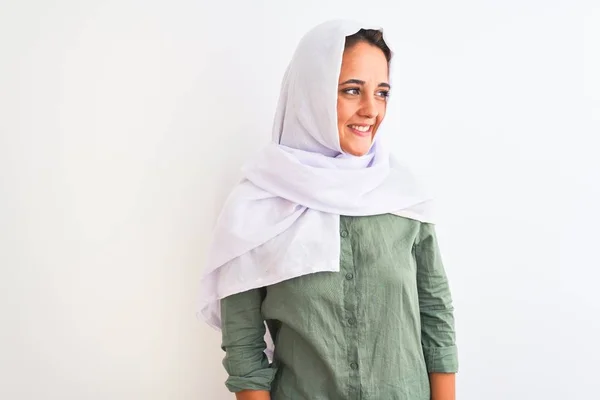 Jovem Mulher Árabe Bonita Vestindo Hijab Muçulmano Tradicional Sobre Fundo — Fotografia de Stock