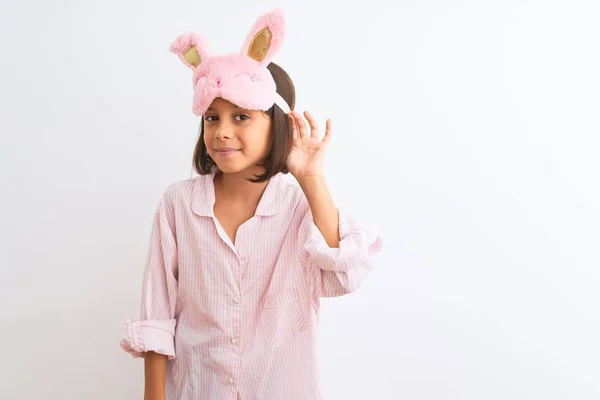 Menina Bonita Usando Máscara Sono Pijama Sobre Fundo Branco Isolado — Fotografia de Stock