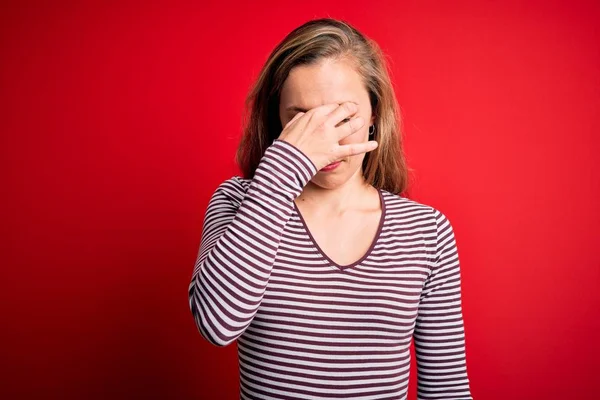 Giovane Bella Donna Bionda Indossa Casual Righe Shirt Sfondo Rosso — Foto Stock