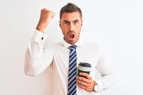 Junger Gutaussehender Geschäftsmann Trinkt Kaffee Zum Mitnehmen Über Isolierten Hintergrund — Stockfoto
