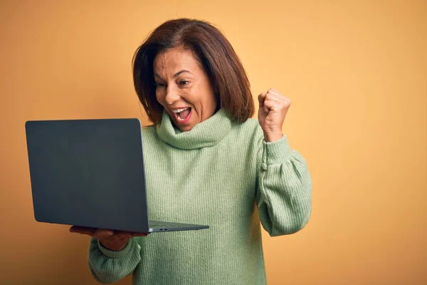 Brünette Frau Mittleren Alters Mit Computer Laptop Über Gelbem Hintergrund — Stockfoto