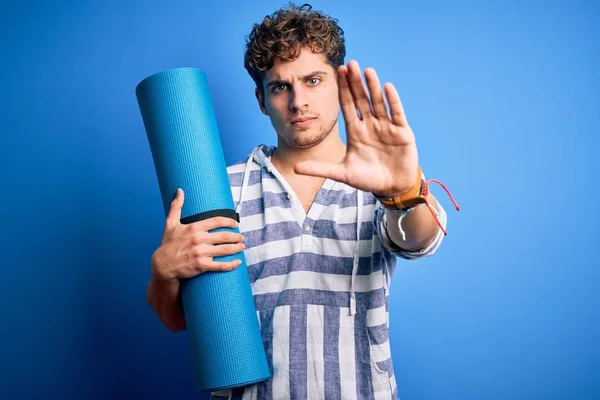 Jonge Blonde Sportieve Man Met Krullend Haar Holding Mat Yoga — Stockfoto