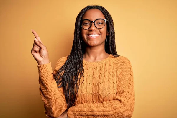 Young African American Smart Woman Wearing Glasses Casual Sweater Yellow — Stockfoto