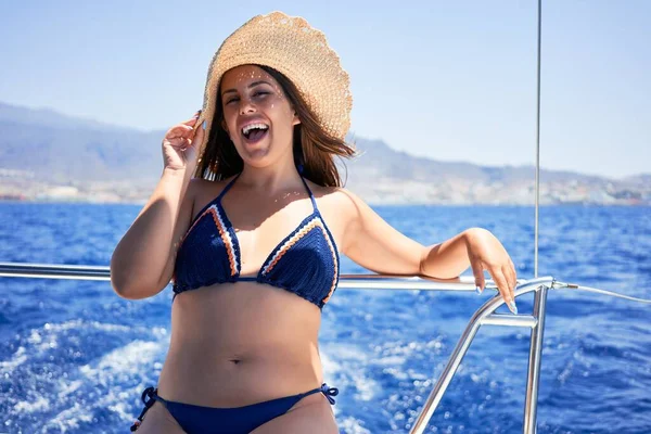 Giovane Bella Donna Sorridente Felice Vela Una Barca Una Giornata — Foto Stock