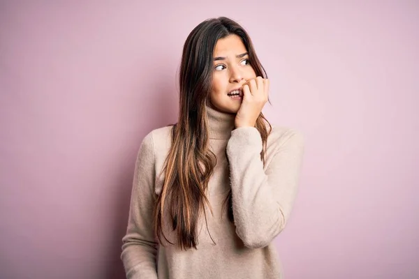 Menina Bonita Nova Vestindo Camisola Gola Alta Casual Sobre Fundo — Fotografia de Stock