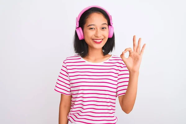 Hermosa Mujer China Escuchando Música Usando Auriculares Sobre Fondo Blanco —  Fotos de Stock