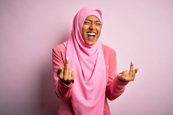Joven Afroamericana Afro Mujer Con Hiyab Musulmán Sobre Fondo Rosa — Foto de Stock