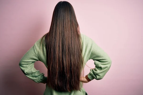 Junge Schöne Asiatische Frau Grünem Winterpullover Über Rosa Isoliertem Hintergrund — Stockfoto